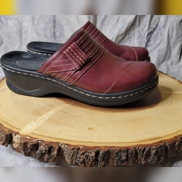 Clarks Shoes - Clarks slip on women's size 6m